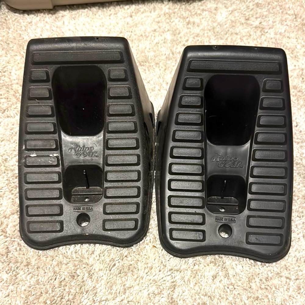 2 Rhino Gear Tire Hugs